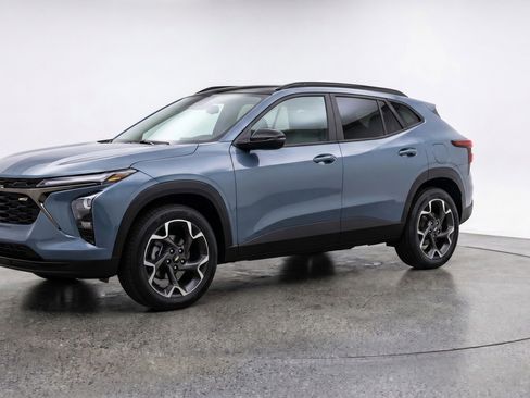 Used 2025 Chevrolet Trax LT FWD image 3