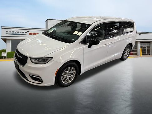 Used 2024 Chrysler Pacifica Touring-L image 9