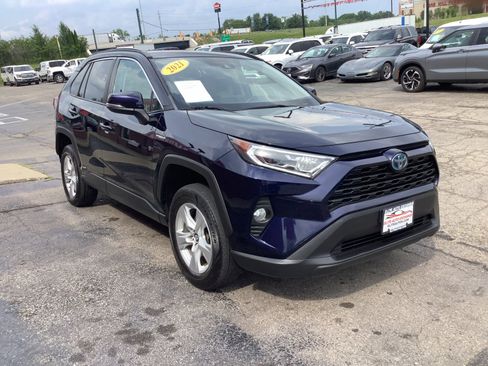 Used 2021 Toyota RAV4 XLE w/ Convenience Package image 3