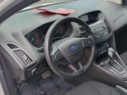 Used 2018 Ford Focus SE w/ SE Appearance Package FWD image 9