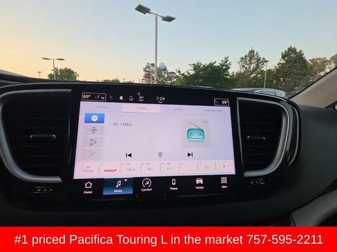 Used 2023 Chrysler Pacifica Touring-L FWD image 13