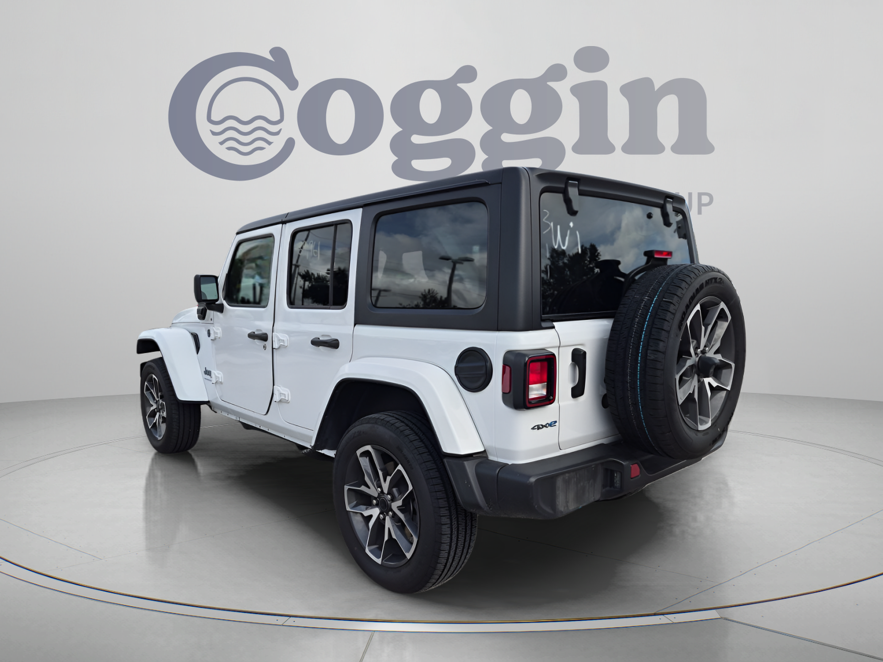 Used 2024 Jeep Wrangler Unlimited AWD/4WD image 3