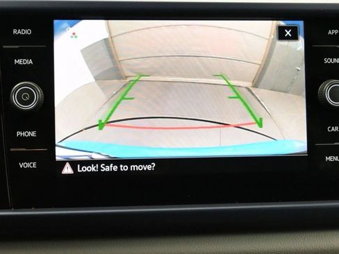 Used 2023 Volkswagen Taos SE w/ Panoramic Sunroof Package FWD image 25