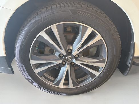 Used 2017 Nissan Pathfinder Platinum w/ Family Entertainment Package AWD/4WD image 11
