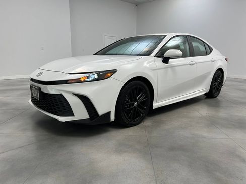 Used 2025 Toyota Camry SE image 3