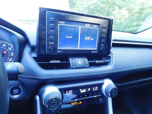 Used 2020 Toyota RAV4 XLE Premium FWD image 9