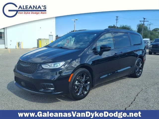 Used 2025 Chrysler Pacifica Limited FWD image 1