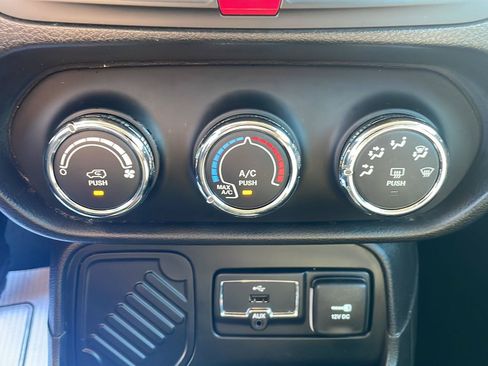 Used 2016 Jeep Renegade Latitude FWD image 21