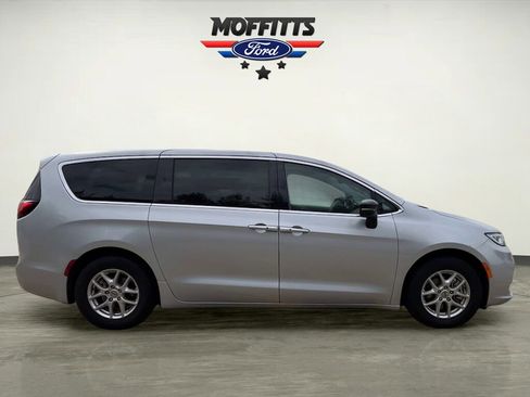 Used 2024 Chrysler Pacifica Touring-L image 6