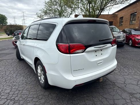 Used 2017 Chrysler Pacifica Touring-L FWD image 5