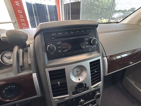 Used 2010 Chrysler Town & Country Touring FWD image 39