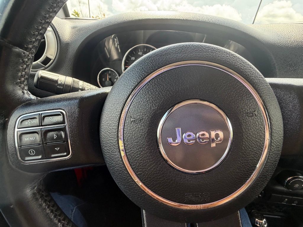 Used 2018 Jeep Wrangler Unlimited Sahara w/ Connectivity Group AWD/4WD image 24