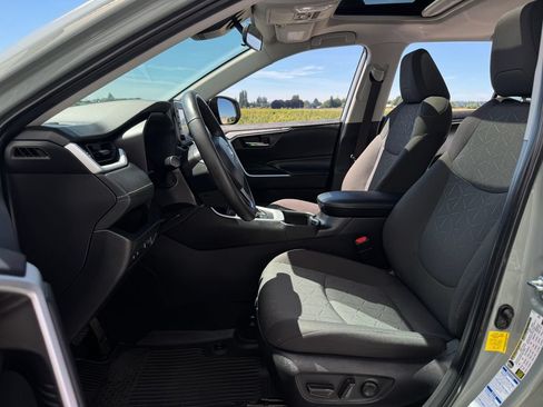 Certified 2022 Toyota RAV4 XLE w/ Convenience Package AWD/4WD image 9