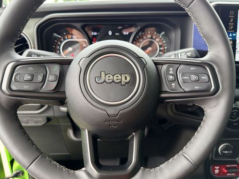 Used 2025 Jeep Gladiator Mojave w/ Convenience Group AWD/4WD image 16