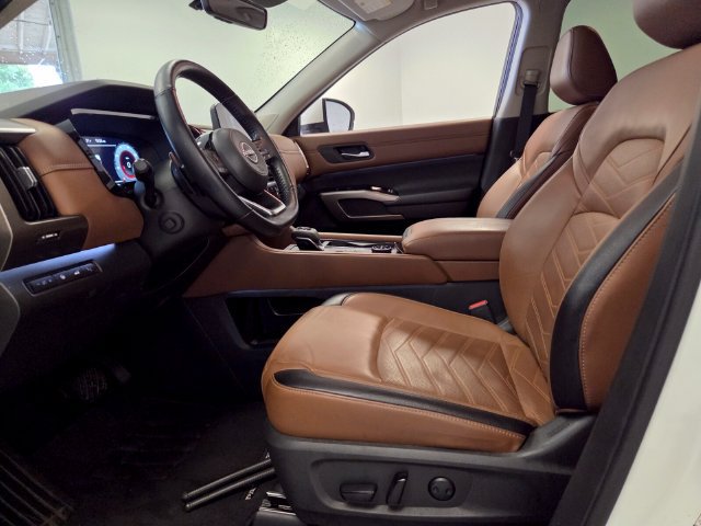 Used 2024 Nissan Pathfinder Platinum AWD/4WD image 12