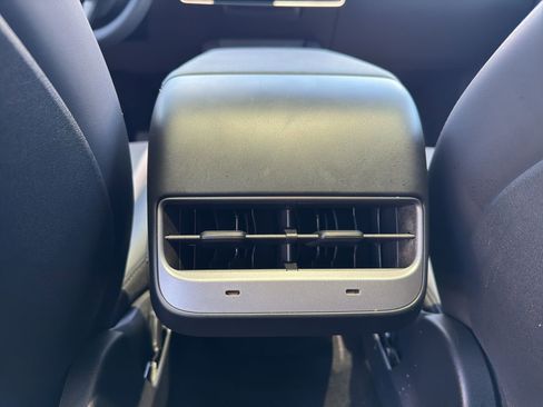 Used 2024 Tesla Model Y Long Range AWD/4WD image 18