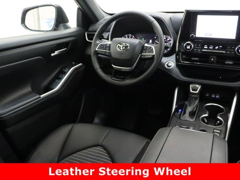 Certified 2024 Toyota Highlander XSE image 33