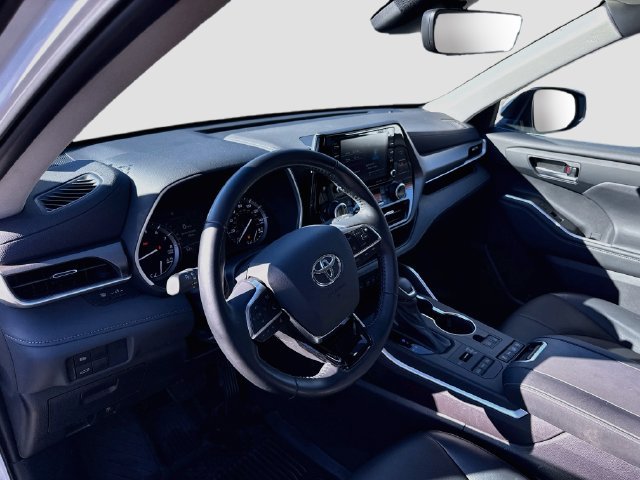 Used 2021 Toyota Highlander XLE AWD/4WD image 9