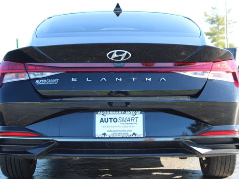 Used 2021 Hyundai Elantra SEL w/ Convenience + Premium Package image 5