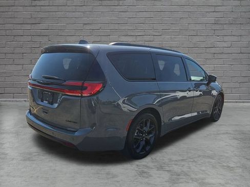 Used 2025 Chrysler Pacifica Limited FWD image 6