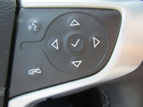 Used 2024 GMC Terrain SLT image 25