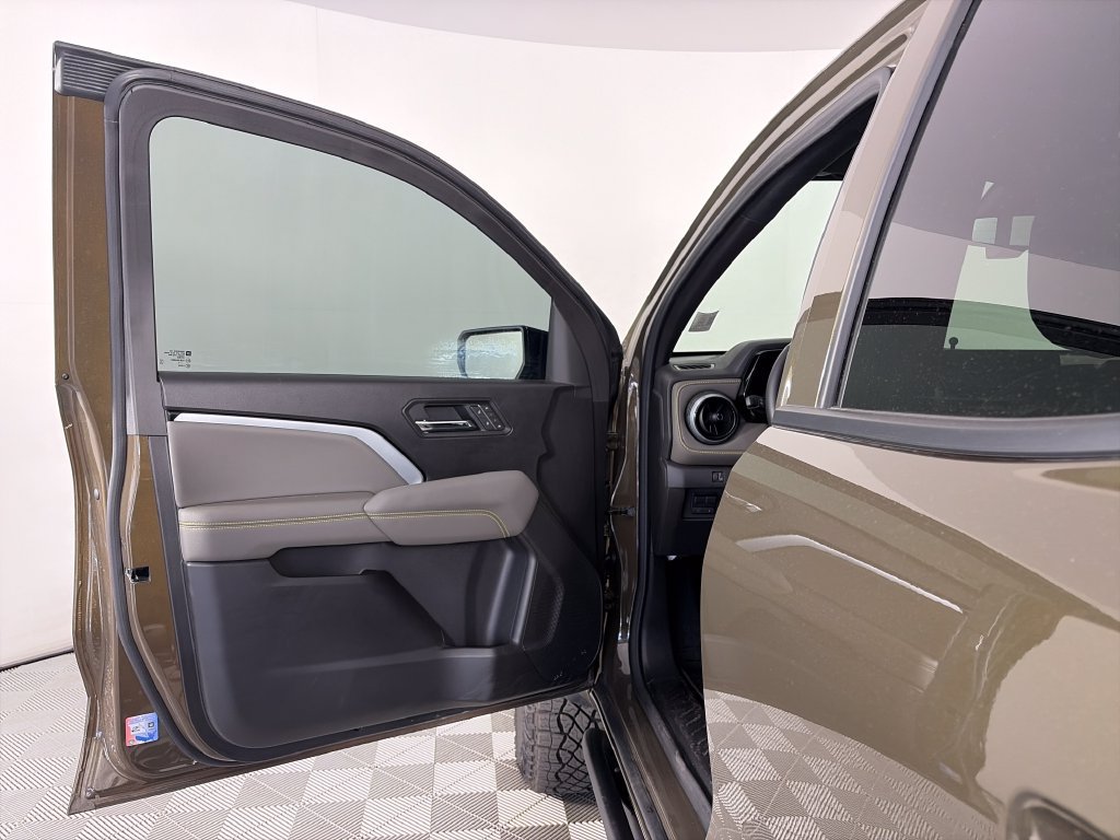 Used 2025 Chevrolet Colorado ZR2 w/ Technology Package AWD/4WD image 10