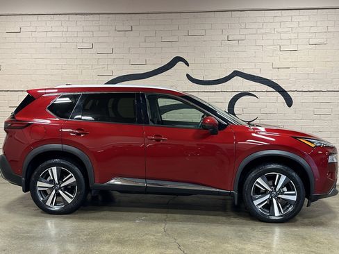 Used 2023 Nissan Rogue SL w/ SL Premium Package image 2