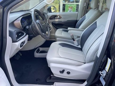 Used 2017 Chrysler Pacifica LX FWD image 11