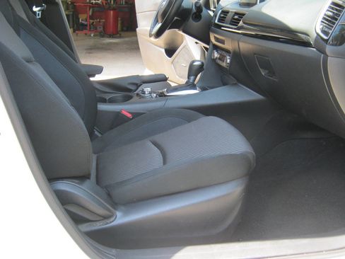 Used 2016 MAZDA MAZDA3 i Touring w/ Popular Equipment Package FWD image 9