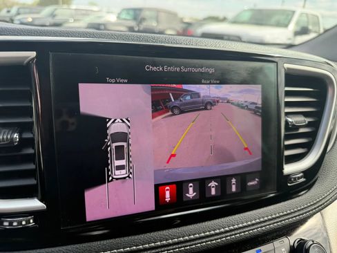 Used 2022 Chrysler Pacifica Touring-L w/ Uconnect Theater Family Group FWD image 9