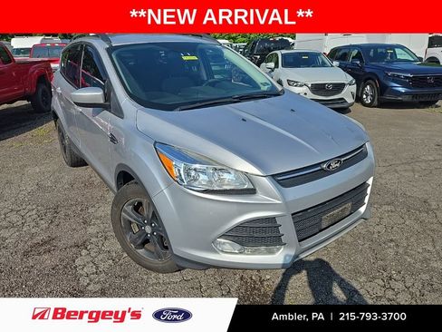 Used 2016 Ford Escape SE w/ Equipment Group 201A AWD/4WD image 1
