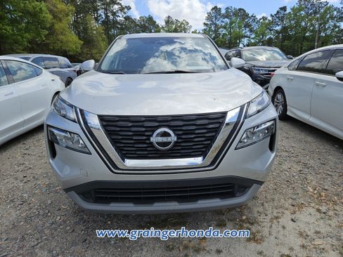 Used 2023 Nissan Rogue SV image 3