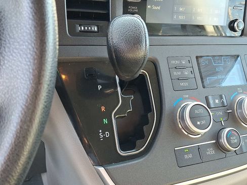 Used 2020 Toyota Sienna L image 16