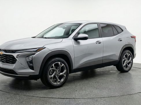 Used 2025 Chevrolet Trax LT FWD image 3
