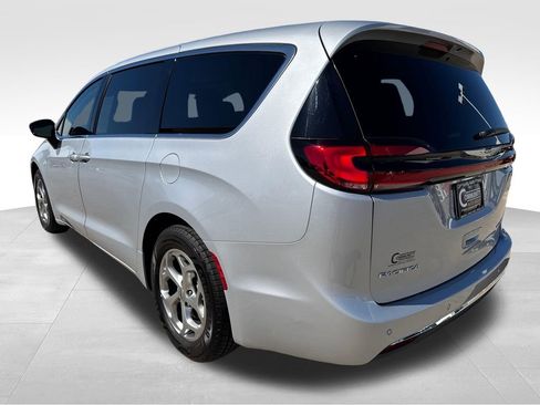 Used 2024 Chrysler Pacifica Limited FWD image 3