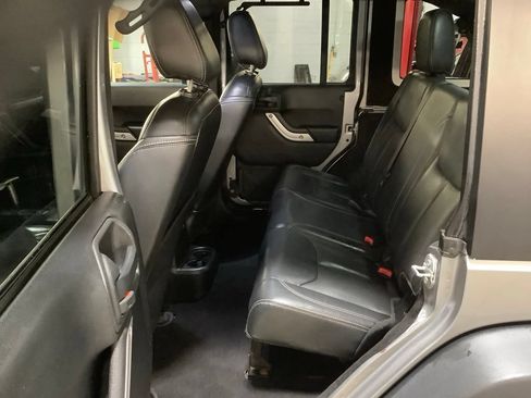 Used 2018 Jeep Wrangler Unlimited Rubicon w/ Connectivity Group AWD/4WD image 17