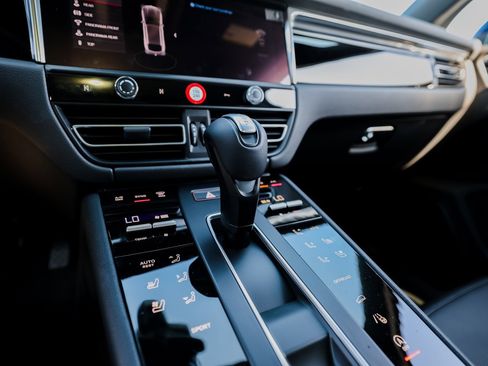 Certified 2025 Porsche Macan image 20