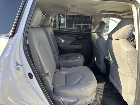Used 2026 Toyota Highlander XLE image 15