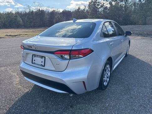 Used 2021 Toyota Corolla LE image 3