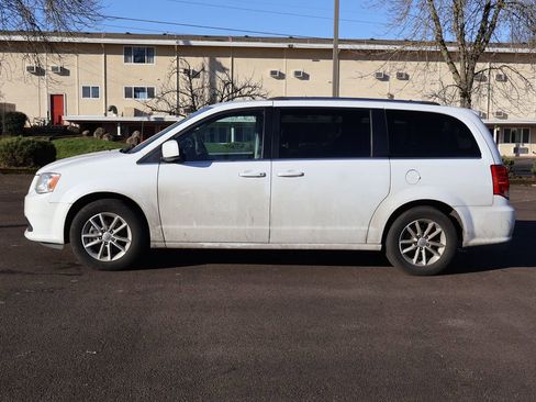 Used 2019 Dodge Grand Caravan SXT image 3