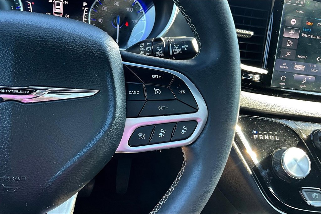Used 2025 Chrysler Pacifica Select FWD image 21