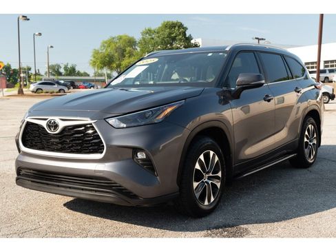 Used 2025 Toyota Highlander XLE FWD image 4