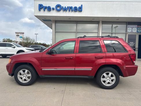 Used 2010 Jeep Grand Cherokee Laredo image 2