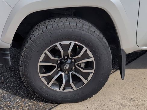 Used 2021 Toyota Tacoma TRD Sport w/ TRD Premium Sport Package AWD/4WD image 10