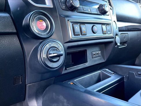 Used 2019 Nissan Titan SV w/ SV Convenience Package image 35