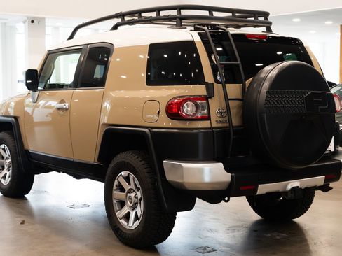 Used 2014 Toyota FJ Cruiser 4WD w/ Upgrade Package image 6