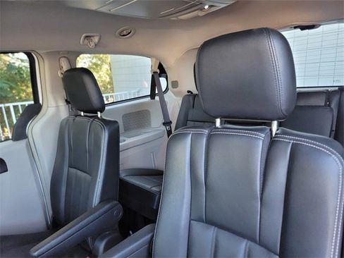 Used 2014 Chrysler Town & Country Touring image 13