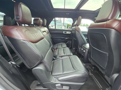 Used 2020 Ford Explorer Platinum w/ Premium Technology Package AWD/4WD image 12
