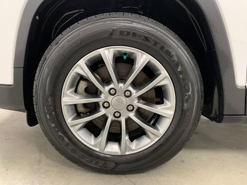 Used 2021 Jeep Cherokee Latitude Lux AWD/4WD image 2