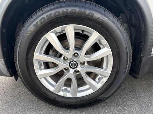 Used 2017 Nissan Rogue SV w/ SV Premium Package AWD/4WD image 9